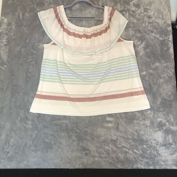 Maurices Women's Short Sleeve Elastic Neckline Top White/Green/Red Size Large - Picture 3 of 6